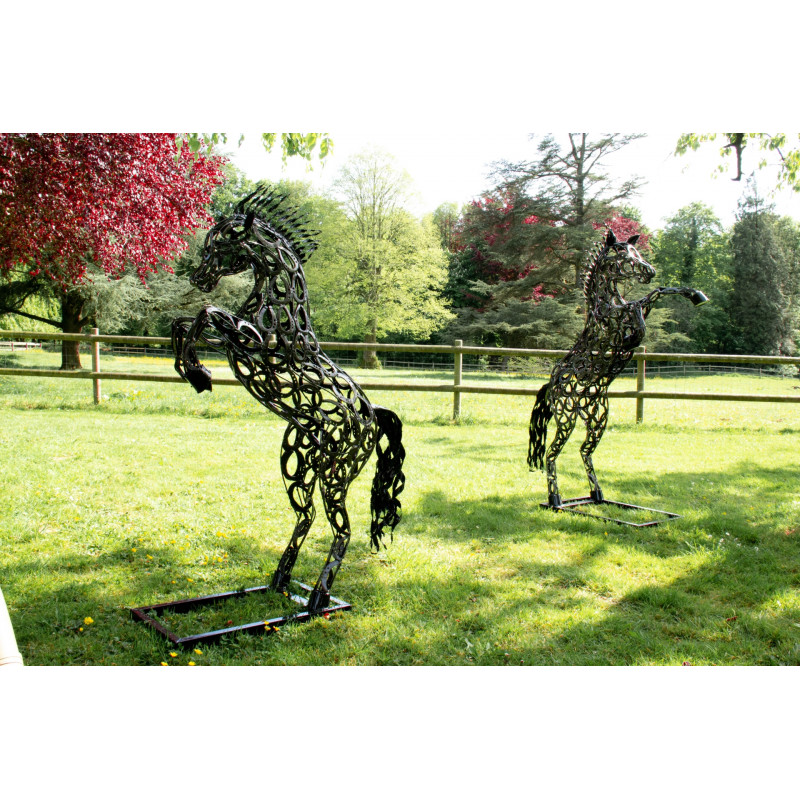 Cheval cabré en fers à cheval - deco jardin