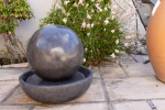Fontaine sphère jeu d'eau terrazzo noire