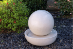 Fontaine sphère jeu d'eau terrazzo blanche