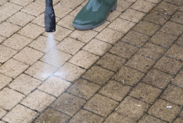 Comment nettoyer les dalles d'une terrasse naturellement et efficacement ?