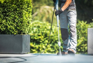 Comment nettoyer une terrasse noircie : 6 méthodes efficaces